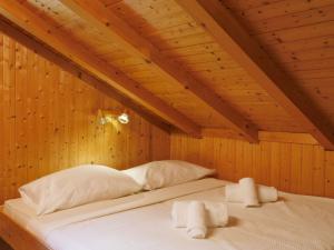 Ένα ή περισσότερα κρεβάτια σε δωμάτιο στο Chalet Coquelicot by Interhome