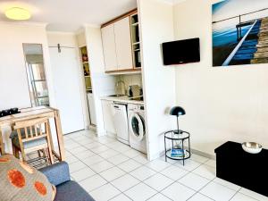 Kuchnia lub aneks kuchenny w obiekcie Apartment L'Esquinade - G4 125 by Interhome