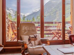 una sedia in camera con vista sulle montagne di Apartment Ryad C by Interhome a Zinal