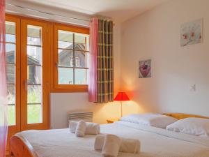 Postel nebo postele na pokoji v ubytování Chalet Chalet A Coeur by Interhome