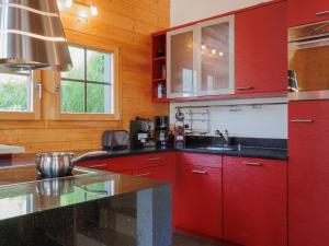 Kuchyň nebo kuchyňský kout v ubytování Chalet Chalet A Coeur by Interhome