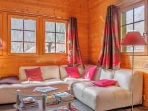 Posezení v ubytování Chalet Chalet A Coeur by Interhome