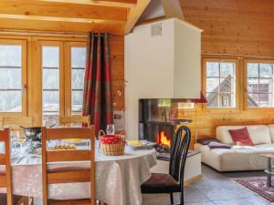 Χώρος καθιστικού στο Chalet Chalet A Coeur by Interhome