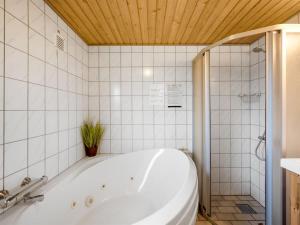 Koupelna v ubytování Holiday Home Lambe - from the sea by Interhome