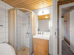 Koupelna v ubytování Holiday Home Lambe - from the sea by Interhome
