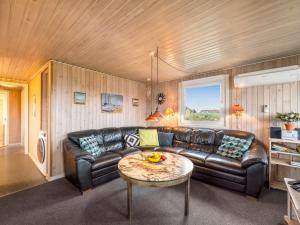 Posezení v ubytování Holiday Home Lambe - from the sea by Interhome
