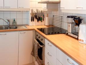 Køkken eller tekøkken på Holiday Home Vuolkuma b by Interhome + 19 billeder