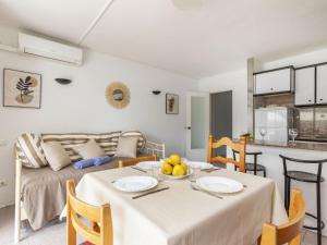 Kuchyň nebo kuchyňský kout v ubytování Apartment Riviera Park J 37 by Interhome
