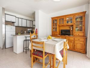 Kuchyň nebo kuchyňský kout v ubytování Apartment Riviera Park J 37 by Interhome