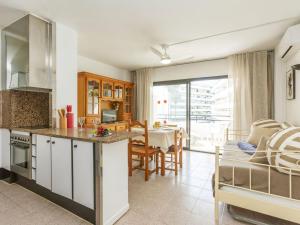 Kuchyň nebo kuchyňský kout v ubytování Apartment Riviera Park J 37 by Interhome