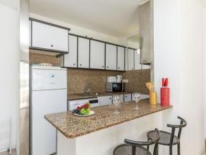 Kuchyň nebo kuchyňský kout v ubytování Apartment Riviera Park J 37 by Interhome