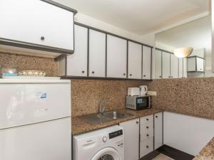 Kuchyň nebo kuchyňský kout v ubytování Apartment Riviera Park J 37 by Interhome