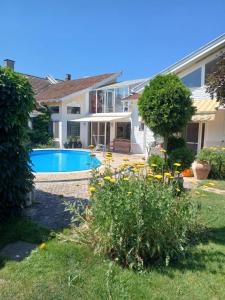 Bazén v ubytování Vintage Luxurious house nebo v jeho okolí