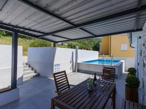 Bazén v ubytování Apartment Tatiana by Interhome nebo v jeho okolí