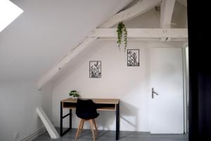 a desk in a room with a white wall at La Française - 85m2 in Vierzon