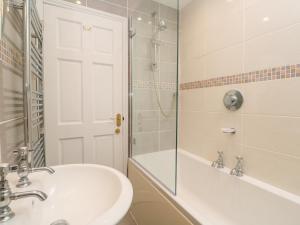 Ένα μπάνιο στο Rockpools, 23 Carncrows Street +27 φωτογραφίες