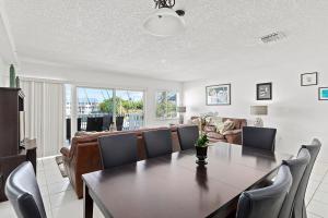 Χώρος καθιστικού στο Flip Flop Inn - Pet Friendly, Waterfront Townhome with Pool