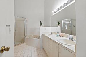 Ένα μπάνιο στο Flip Flop Inn - Pet Friendly, Waterfront Townhome with Pool +39 φωτογραφίες