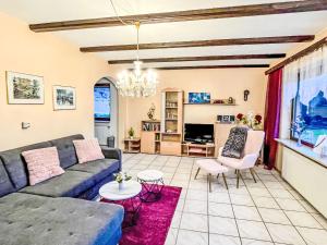 Μια τηλεόραση ή/και κέντρο ψυχαγωγίας στο Holiday Home Am Hohen Bogen-74 by Interhome