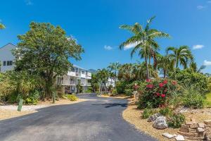 Κήπος έξω από το Flip Flop Inn - Pet Friendly, Waterfront Townhome with Pool