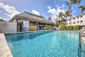 Πισίνα στο ή κοντά στο Flip Flop Inn - Pet Friendly, Waterfront Townhome with Pool
