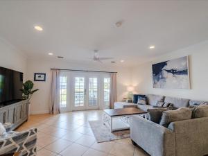 TV a/nebo společenská místnost v ubytování Indigo Reef #1 - Captain`s Cure- Luxury Waterfront Villa, 31' Dock