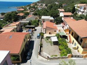 Casa Valentina في توري دي كورساري: اطلالة جوية على مدينة فيها بيوت ومحيط