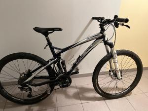 un vélo est garé dans une chambre dans l'établissement La Terrasse du Vignoble - Garage et parking privatifs, à Barr