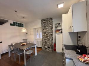 a kitchen and dining room with a table and chairs at La Torretta in Beverino
