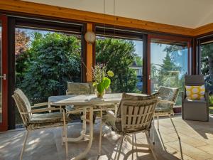 Χώρος καθιστικού στο Holiday Home Lake House Sundown by Interhome