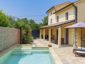 Bazén v ubytování Holiday Home Casa Bella by Interhome nebo v jeho okolí