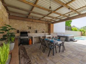 Bazén v ubytování Holiday Home Casa Bella by Interhome nebo v jeho okolí