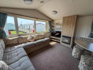 Χώρος καθιστικού στο Lovely 6 Berth Caravan For Hire At Barmston Beach Holiday Park Ref 62062Hc