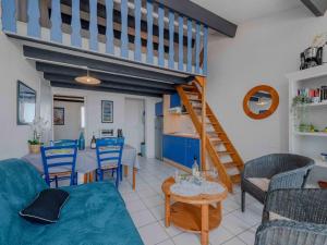 een woonkamer met een trap en een tafel bij Apartment Palmyra-5 by Interhome in Le Barcarès