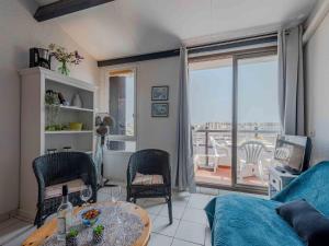 een woonkamer met een bank en een tafel bij Apartment Palmyra-5 by Interhome in Le Barcarès +37 foto's