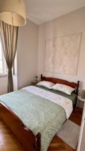 una camera da letto con un letto grande in una stanza di Studio Apartment Greis a Fiume (Rijeka)