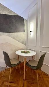 un tavolo e due sedie in una stanza di Studio Apartment Greis a Fiume (Rijeka)