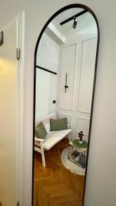 uno specchio che riflette un soggiorno con un divano di Studio Apartment Greis a Fiume (Rijeka) Altre 35 foto