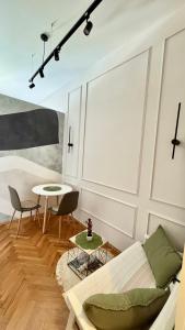 un soggiorno con un divano e un tavolo di Studio Apartment Greis a Fiume (Rijeka)