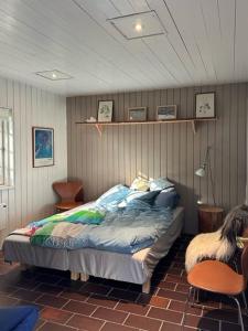 Una cama o camas en una habitación de Atmosphere In Forest-Clad Setting At Rågeleje