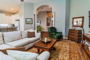 Khu vực ghế ngồi tại You're On Island Time in this 4 BR in Quiet Neighb