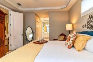 Giường trong phòng chung tại You're On Island Time in this 4 BR in Quiet Neighb