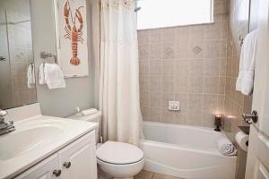 Phòng tắm tại You're On Island Time in this 4 BR in Quiet Neighb