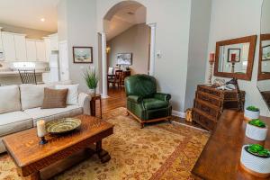 Khu vực ghế ngồi tại You're On Island Time in this 4 BR in Quiet Neighb