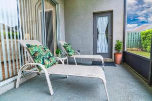 Ban công/sân hiên tại You're On Island Time in this 4 BR in Quiet Neighb