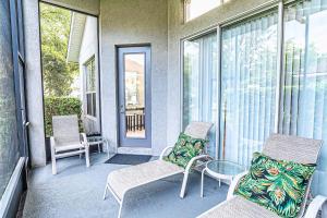 Khu vực ghế ngồi tại You're On Island Time in this 4 BR in Quiet Neighb