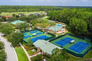 Tiện nghi tennis/bóng quần (squash) tại You're On Island Time in this 4 BR in Quiet Neighb