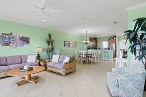 Posezení v ubytování Indigo Reef #57 - Turtle Cove - Luxury Waterfront Villa, 31' Dock