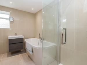 Ένα μπάνιο στο Cliffe House Cottage