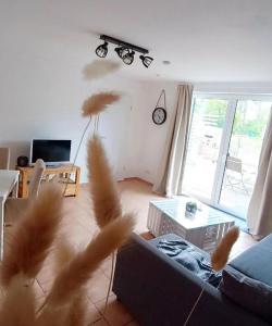 a living room with feathers flying in the air at Auszeit am Moor in Duvensee